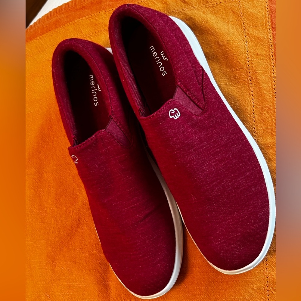 Merino slip ons Maroon, never worn, size 9, machine washable